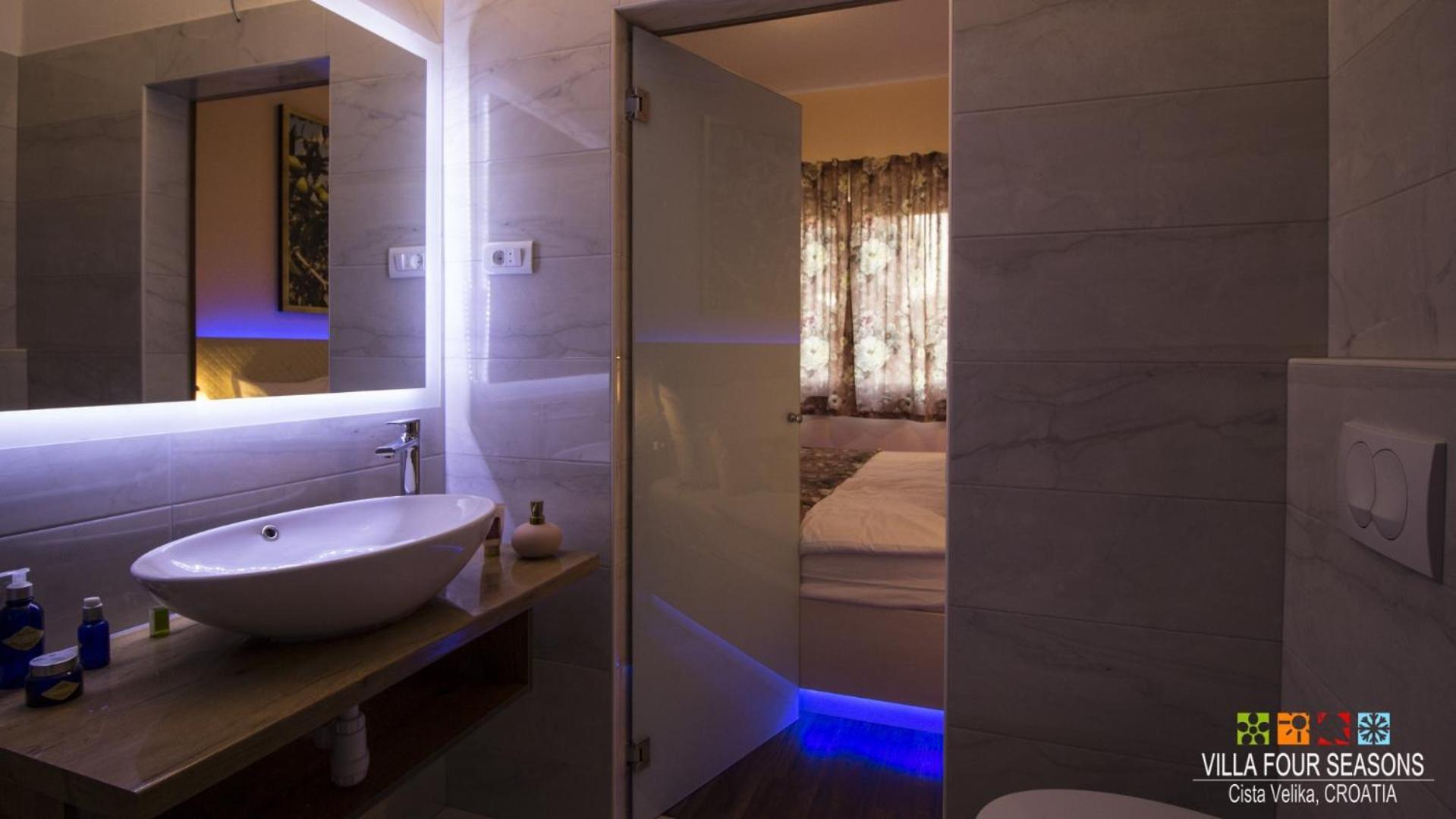 Four Seasons, Heated Pool And 3 En-suite Bathrooms