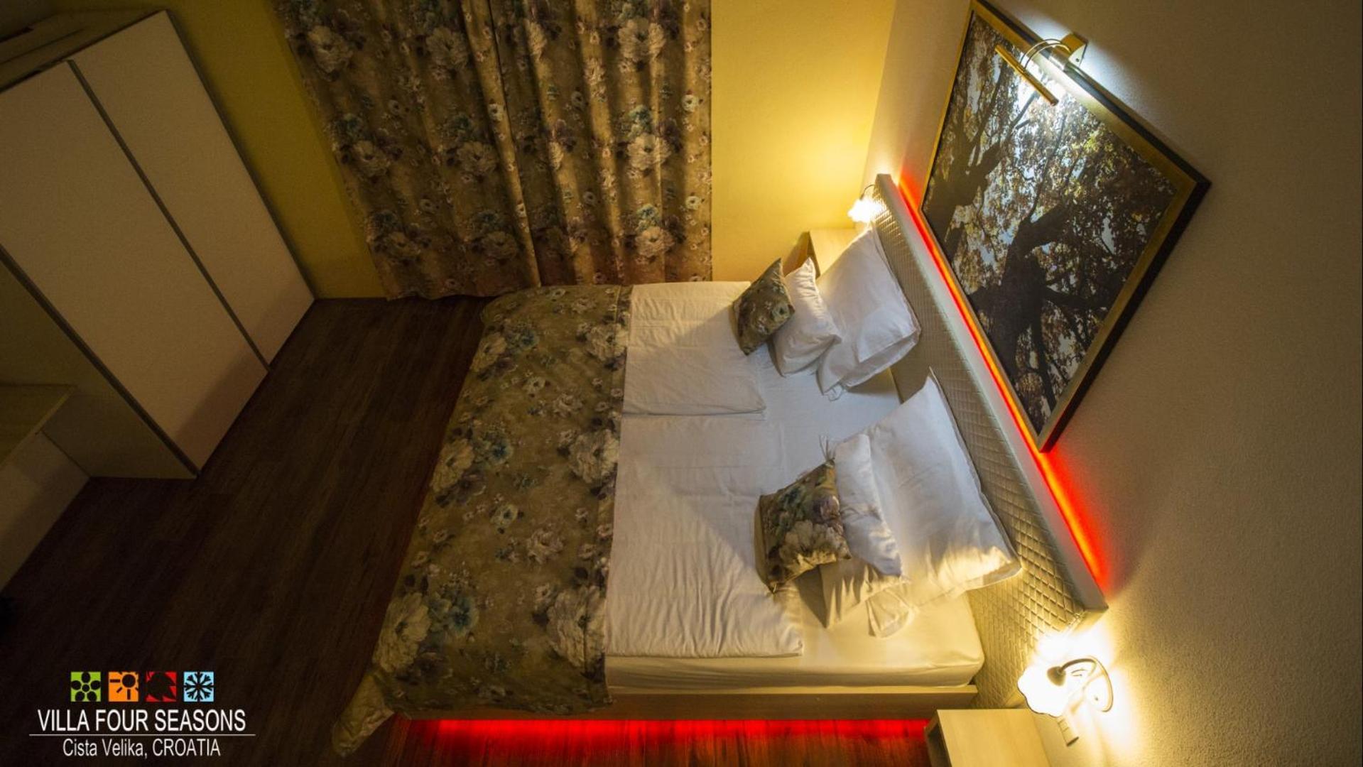 Four Seasons, Heated Pool And 3 En-suite Bathrooms Villa Velika Cista (Split-Dalmatia)