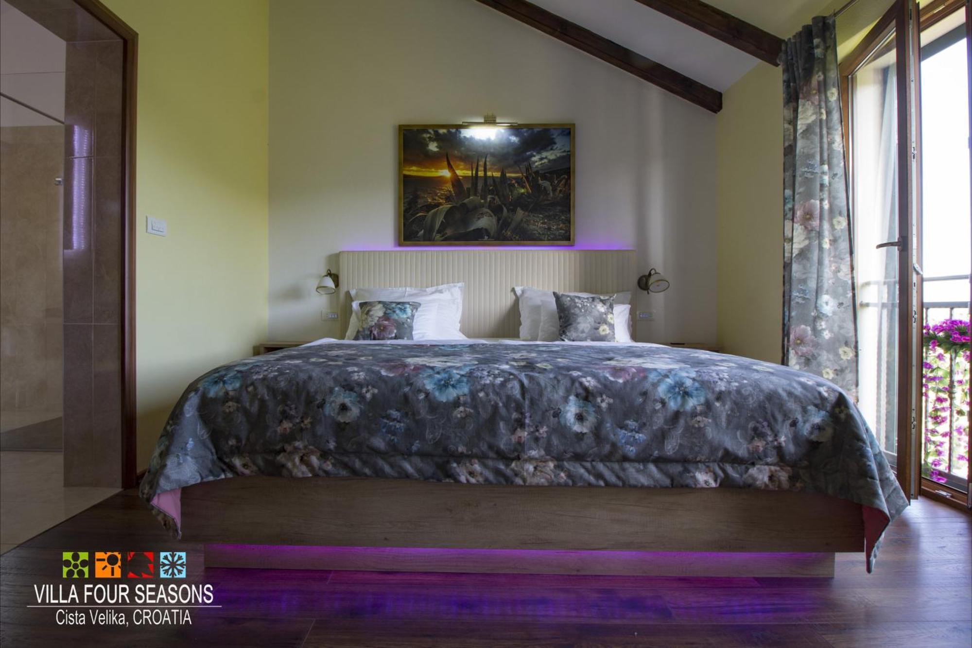 Four Seasons, Heated Pool And 3 En-suite Bathrooms *