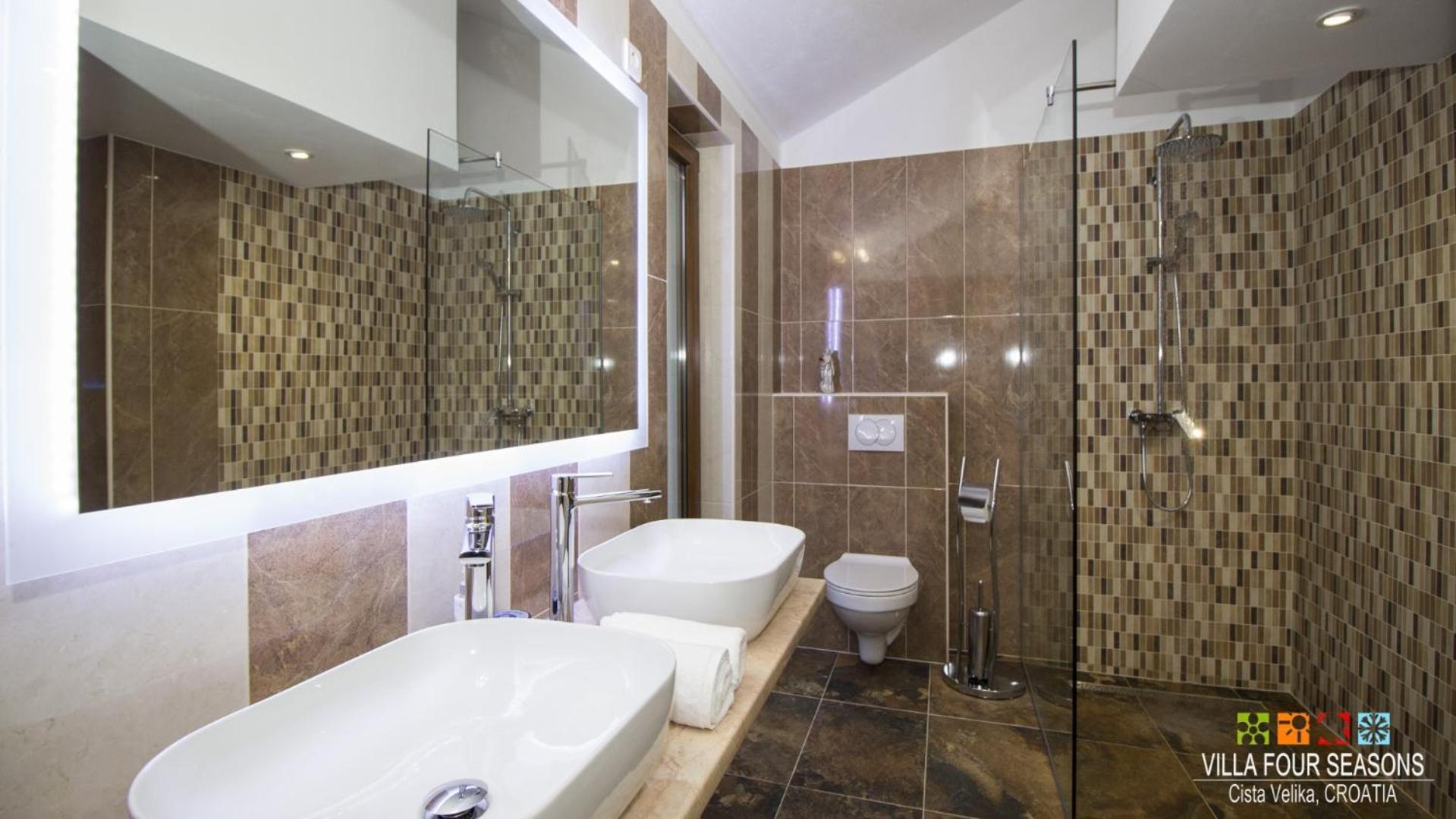 Four Seasons, Heated Pool And 3 En-suite Bathrooms *
