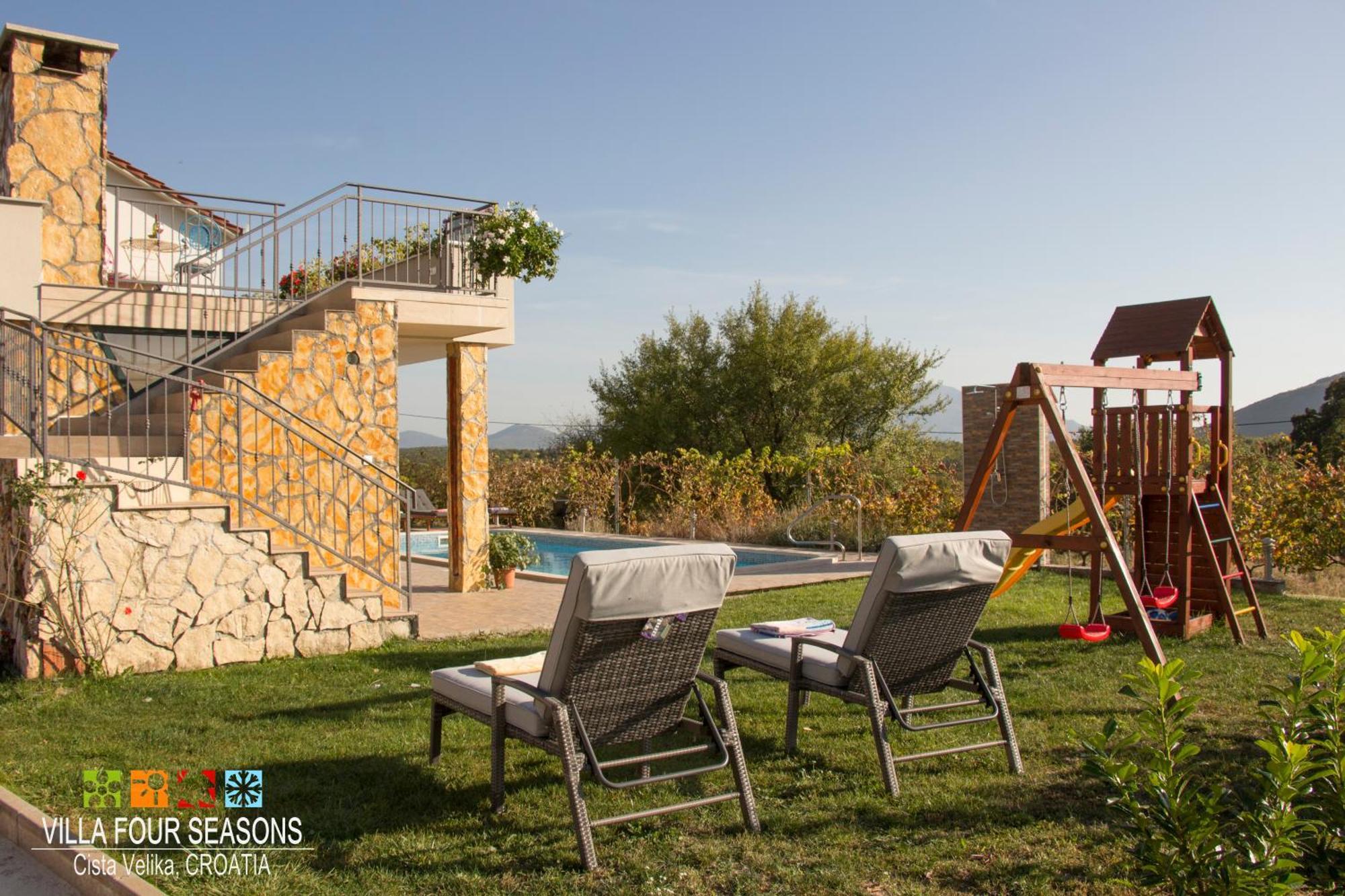 Four Seasons, Heated Pool And 3 En-suite Bathrooms